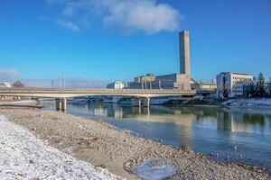 el térmico poder planta Salsburgo mitte es situado en el bancos de el salzach. foto