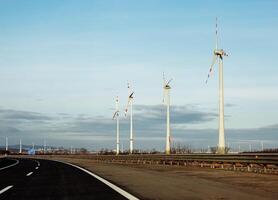 viento granja parque siguiente a un la carretera en Austria en soleado clima. foto