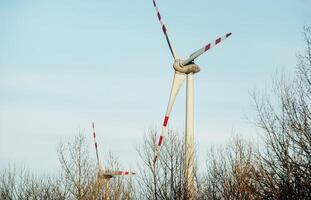 viento granja parque siguiente a un la carretera en Austria en soleado clima. foto