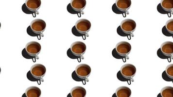 patroon met veel thee cups geanimeerd Aan wit achtergrond. thee mokken met heet drinken Actie in verschillend routebeschrijving. 4k video