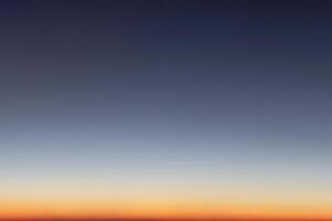 natural colores. puesta de sol en el cielo con azul, naranja y rojo dramático colores foto