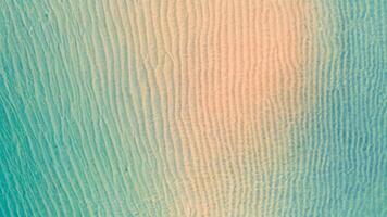 aéreo parte superior ver de playa con sombra Esmeralda azul agua y ola espuma en tropical mar foto