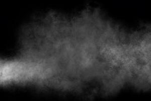 explosión de polvo blanco abstracto sobre un fondo negro. movimiento de congelación de salpicaduras de polvo blanco. foto