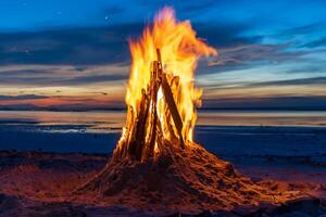 el grande fuego quemaduras en contra el antecedentes de el noche cielo, cerca arriba foto