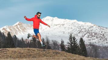 hombre saltos corriendo en el montañas foto