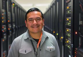 ai generado sonriendo datos centrar técnico con servidores, pericia en eso infraestructuraestructura foto