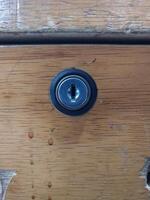 de cerca llave seguridad de madera agujero, antiguo ojo de cerradura en madera antecedentes textura. foto