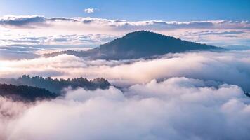 ai généré aérien vue de une Montagne enveloppé dans des nuages sur une été matin, trouver est couvert par brouillard sur été les matins pendant lever du soleil, aérien voir, ai généré video