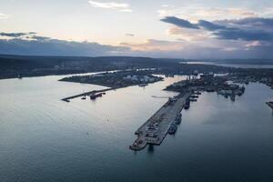 aéreo ver de el mar Puerto y industrial zona a puesta de sol en varna, Bulgaria foto