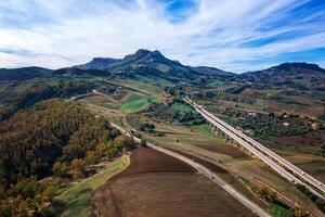 aéreo foto de montaña carreteras debajo el montaña pico