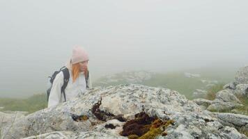 donna arrampicata depressione rocce esplorando il montare. video