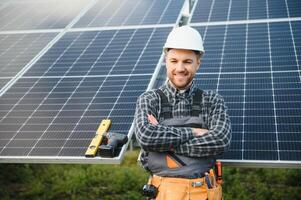 experto es inspeccionando calidad de un solar baterías. trabajador en uniforme y casco con equipo. ecología poder conservación concepto. foto