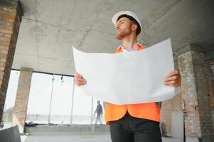 cerca arriba ingenieros trabajando en un edificio sitio participación un planos.ingenieria y arquitectura concepto foto