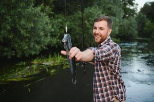 masculino pasatiempo. Listo para pesca. relajarse en natural ambiente. trucha carnada. barbado elegante hombre. hombre relajante naturaleza antecedentes. estrategia. pasatiempo deporte actividad. actividad y pasatiempo. atrapando y pescar foto