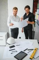 equipo de arquitectos personas en grupo en construccion sitio cheque documentos y negocio flujo de trabajo foto