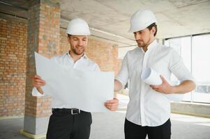 dos joven hombre arquitecto en un edificio construcción sitio foto