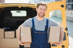 el mensajero trajo el entrega de el caja a el cliente. mensajero Servicio empleado en uniforme. foto