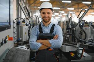 operador vistiendo la seguridad sombrero detrás controlar panel en un fábrica foto