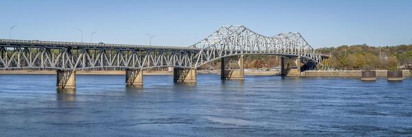 o'neal puente terminado el Tennesse río en florencia, Alabama - otoño paisaje foto