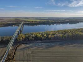 antiguo braguero puente terminado el Misisipí río abajo El Cairo, Illinois, noviembre aéreo ver foto