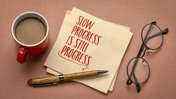 lento Progreso es todavía Progreso - inspirador escritura en un servilleta, negocio y personal desarrollo concepto foto
