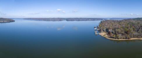 aéreo panorama de el pickwick lago en el tennesse río cerca puerto este, em - noviembre paisaje foto