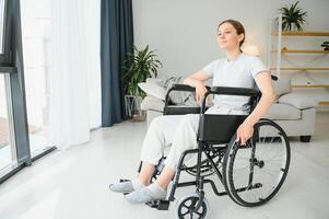 joven mujer en silla de ruedas a hogar foto