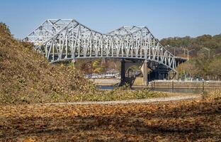 o'neal puente terminado el Tennesse río en florencia, Alabama - otoño paisaje foto