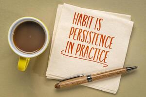 hábito es un persistencia en práctica - inspirador recordatorio Nota en servilleta, personal desarrollo concepto foto