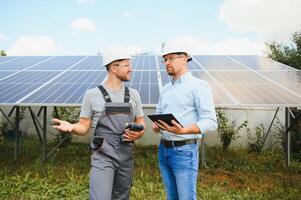 cerca el solar paneles, el empleado muestra el trabajo plan a el jefe. foto