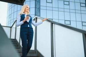 negocio mujer estilo. mujer yendo a trabajar. retrato de hermosa hembra en elegante oficina. foto