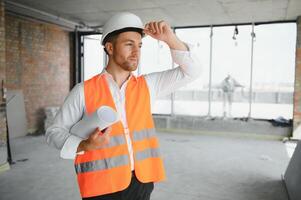 cerca arriba ingenieros trabajando en un edificio sitio participación un planos.ingenieria y arquitectura concepto foto