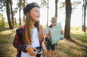 niños en verde bosque jugando,concepto de niños vacaciones y viaje foto