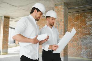 dos civil ingenieros o arquitectos hombre inspeccionando construcción de casa. foto