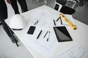 arquitecto concepto, arquitectos trabajando con planos en el oficina foto