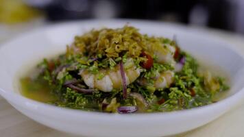 tailandés comida neem flor ensalada con camarón. tailandés alimento. video