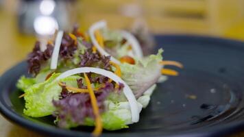 ontbijt wafels en salade. gezond voedsel. smakelijk ontbijt. video