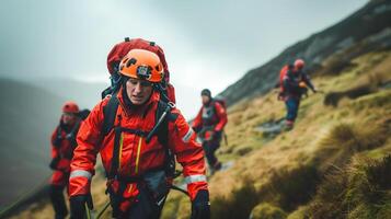 ai generado montaña rescate equipo en rescate operación .buscando para desaparecido persona ,ayuda lesionado personas . foto