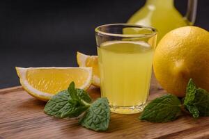 alcohólico bebida amarillo licor de limón italiano en un pequeño vaso foto