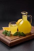 alcohólico bebida amarillo licor de limón italiano en un pequeño vaso foto