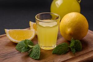 alcohólico bebida amarillo licor de limón italiano en un pequeño vaso foto