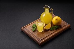 alcohólico bebida amarillo licor de limón italiano en un pequeño vaso foto