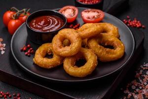 delicioso nutritivo calamar o cebolla anillos profundo frito con sal y especias foto