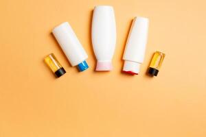 productos cosméticos spa marca Bosquejo, parte superior ver con Copiar espacio. conjunto de tubos y frascos de crema plano laico en de colores antecedentes foto