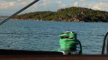 panorama av de bergig kust från en Yacht förtöjd i de bukt video