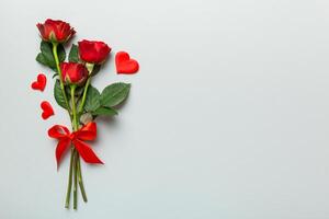 enamorado día composición con Rosa flor y rojo corazón en mesa. parte superior vista, plano poner, Copiar espacio fiesta concepto foto