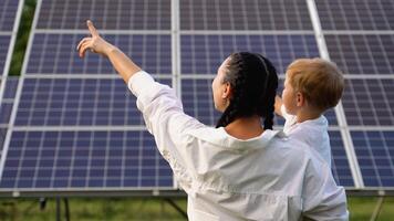 mãe ensino dela filho sobre sustentável energia video