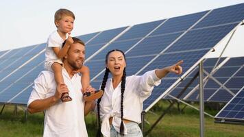 Lycklig familj nära sol- paneler video