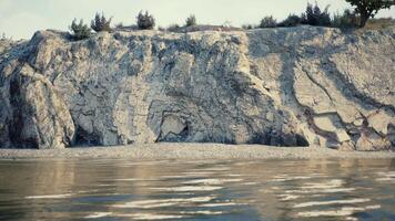 majestueux Roche formation aux côtés de australien rivière video