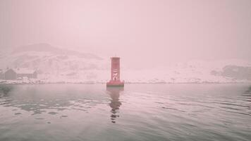 vermelho metal bóia dentro a frio norueguês mar video